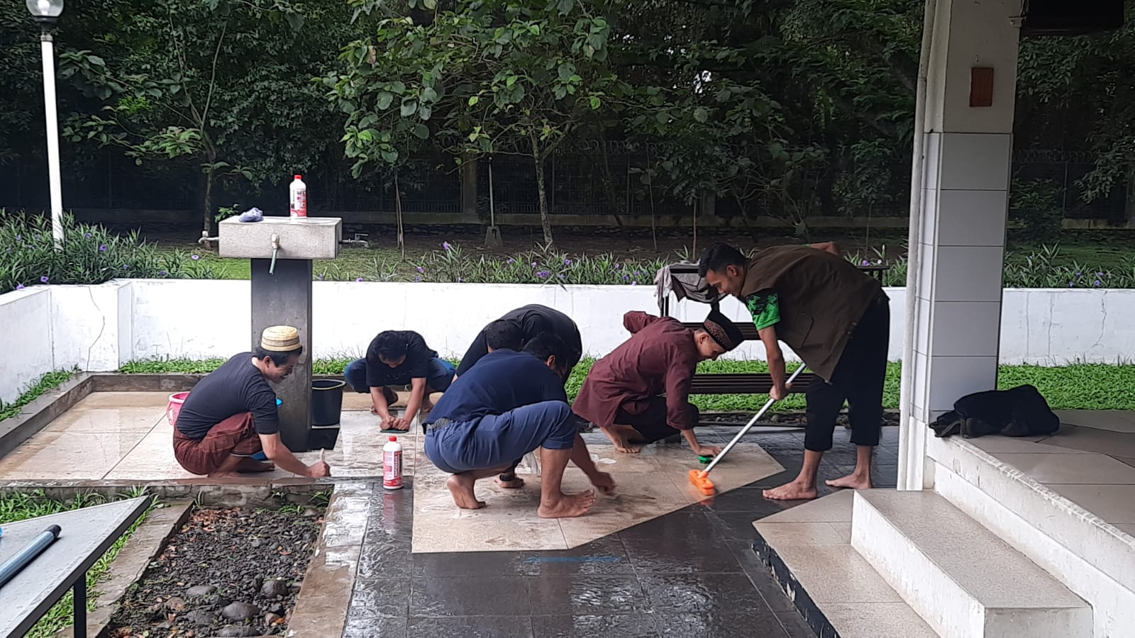 Foto Menjaga Kebersihan Masjid Al-Fithrah Pindad: Wujud Cinta kepada Rumah Allah